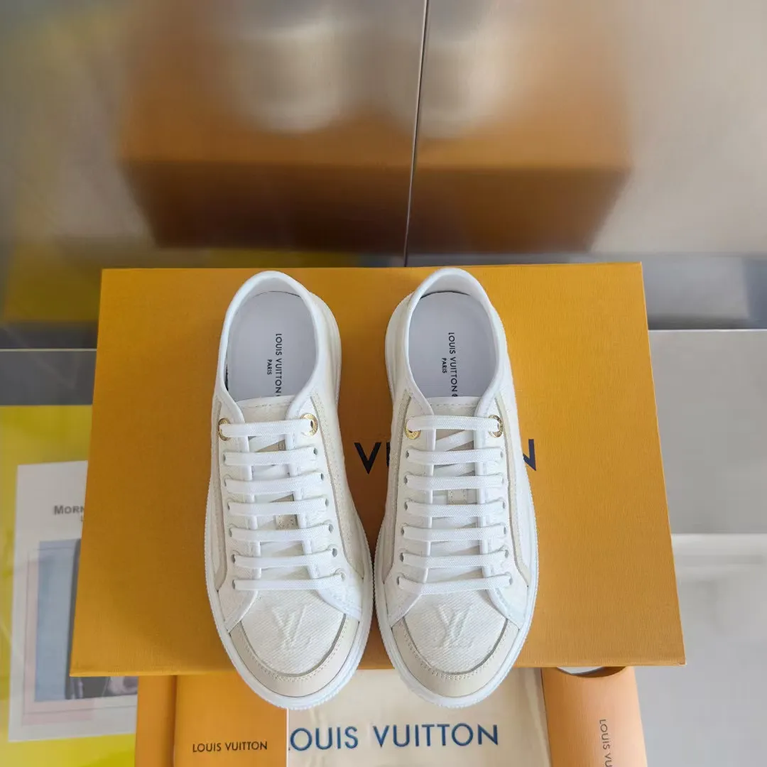 👟👟Ex-factory price 420👟👟 LV Louis Vuitton L Home Donkey Brand’s latest Lagoon series Thick-soled denim denim Embossed Presbyopia Thick-soled Casual sneakers Skateboard shoes Original purchase and development Production This Lagoon sneaker is made of Monogram denim, injecting a retro flavor into the classic design. The Louis Vuitton logo pops out from the leather trim, and the inscribed eyelets, trim and laces highlight the exquisite details. The rubber outsole embellished with Monogram flowers completes the whole. Exquisitely packaged at the delivery counter🛍📦 ▪️ Fabric: Original imported custom first-layer cowhide ▪️ Lining: Original imported cowhide lining ▪️ Sole: Original open-molded non-slip TPU material ▪️ Bottom thickness: 2.5CM ▪️ Size: Women's size 35-40 (41, 42 can be customized)